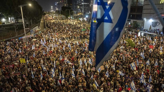 dpatopbilder - Menschen protestieren gegen die Regierung des israelischen Premierministers B. Netanjahu und fordern die Freilassung der Geiseln, die im Gazastreifen von der militanten Hamas festgehalten werden. Foto: Ariel Schalit/AP