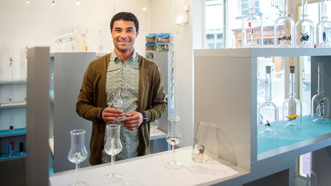 Ebenfalls eine Leidenschaft für Glas: Der neue Inhaber von Muja Glass Design in der Churer Altstadt ist Mujas Stiefsohn Aimé Kouadio. 