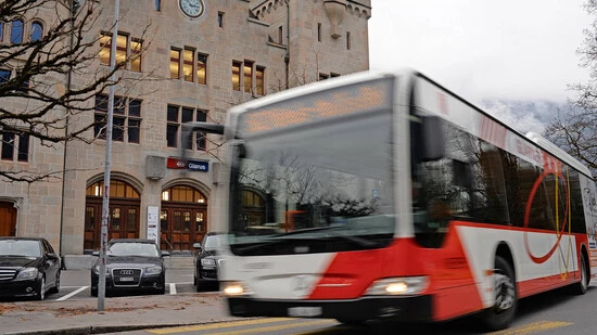 Angebotsausbau: Die Busse fahren morgens früher nach und abends später ab Glarus. 