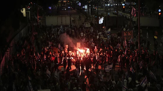 Demonstranten ziehen durch Tel Aviv. Sie fordern die Freilassung der Geiseln, die im Gazastreifen von der palästinensischen Hamas festgehalten werden. Foto: Ohad Zwigenberg/AP/dpa