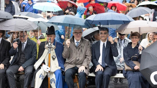 So sah es letztes Jahr aus: 2023 startete die Landsgemeinde mit einem Regenguss. Gut hatten auch die politischen Gäste ihre Regenschirme dabei. In diesem Jahr kann man wohl darauf verzichten.