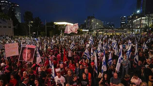 Menschen protestieren gegen die Regierung des israelischen Ministerpräsidenten Netanjahu und fordern die Freilassung der Geiseln. Foto: Ohad Zwigenberg/AP/dpa