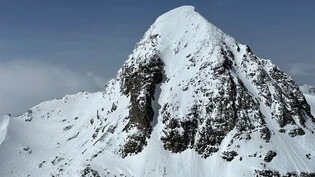 Tragischer Unfall: Am Piz Platta bei Mulegns wurde ein 61-jähriger Skitourengänger von einer kleinen Schneewechte mitgerissen.