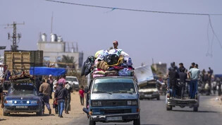 Vertriebene Palästinenser kommen im Zentrum des Gazastreifens an, nachdem sie aus der südlichen Gazastadt Rafah geflohen sind. Foto: Abdel Kareem Hana/AP/dpa