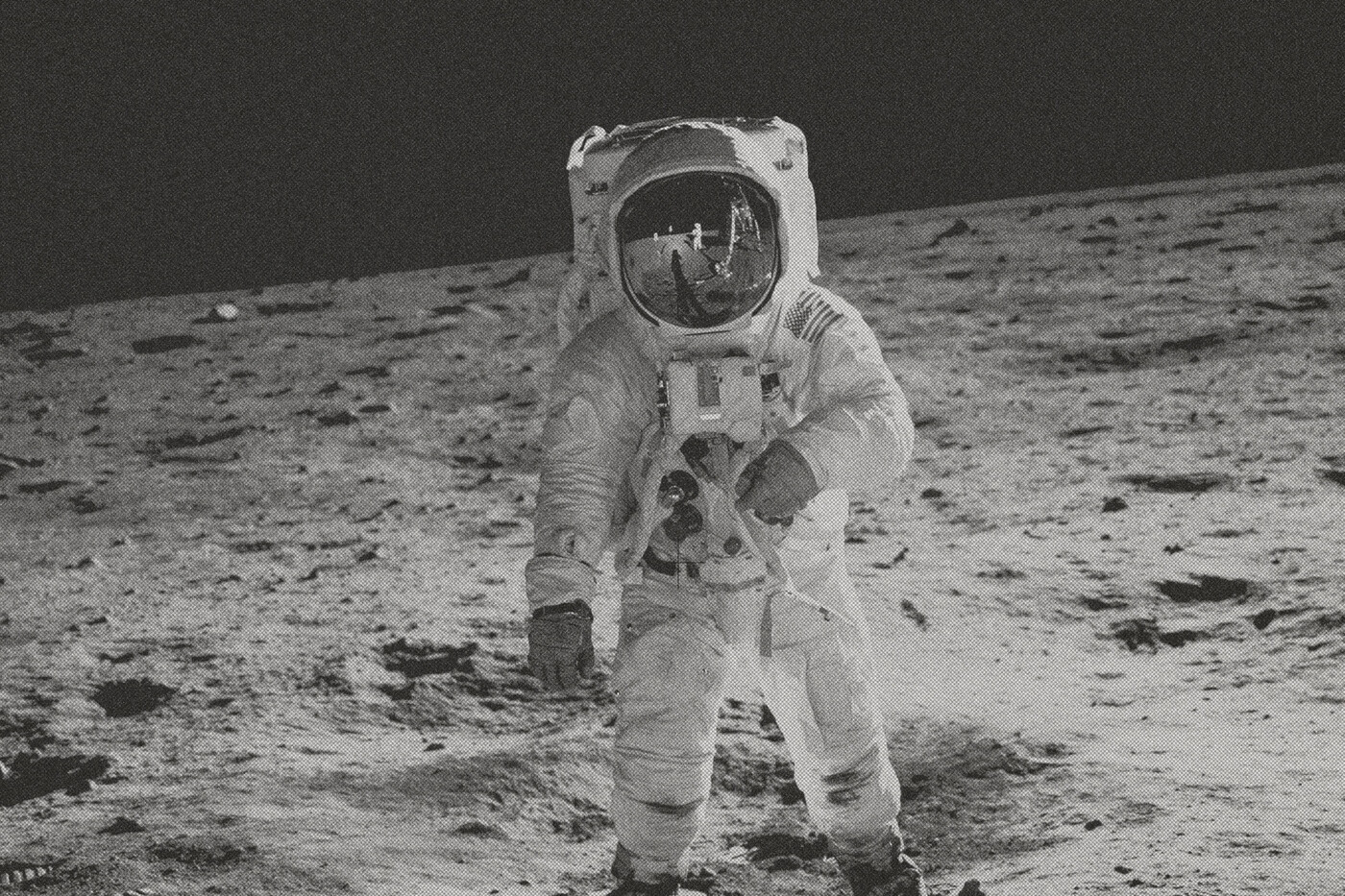 Foto in Schwarz-Weiss: Ein Astronaut auf dem Mond.