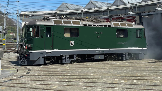 Die Lokomotive in Grün: Seit Freitag ist sie wieder regelmässig auf dem Stammnetz der RhB unterwegs.