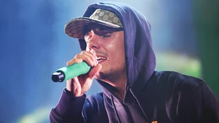 ARCHIV - Capital Bra, deutscher Rapper, tritt in der Maimarkthalle während seines Tourauftakts auf. Foto: Uli Deck/dpa