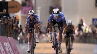 Der junge Spanier Pelayo Sanchez (rechts) schlägt Ex-Weltmeister Julian Alaphilippe im Sprint der 6. Giro-Etappe