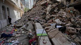 ARCHIV - Ein Junge geht an einem zerstörten Gebäude vorbei, das vor einer Woche bei einem israelischen Luftangriff im Zentrum von Beirut, getroffen wurde. Foto: Hussein Malla/AP/dpa ARCHIV - Ein Junge geht an einem zerstörten Gebäude vorbei, das vor einer Woche bei einem israelischen Luftangriff im Zentrum von Beirut, getroffen wurde. Foto: Hussein Malla/AP/dpa