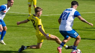 Einen Schritt zu spät: Linths Nando Rüegg (links) kann Bryan Mallo vom FC Tuggen nicht vom Ball trennen. 
